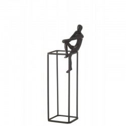 Figurina en cubo de aluminio negro de 11x11x41 cm