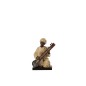 Homme assi avec instrument en résine marron 19x14x24 cm